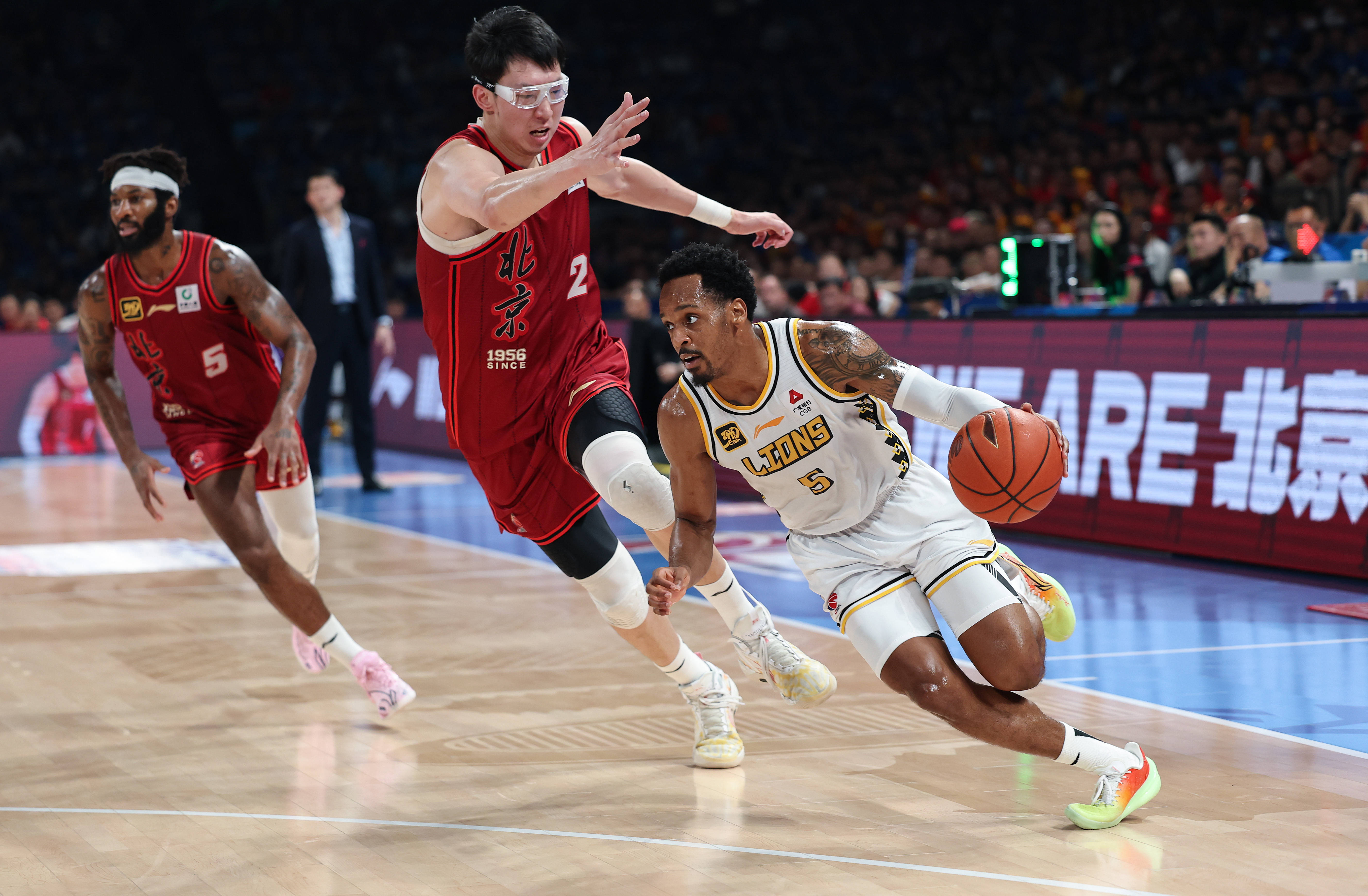 包含法兰克福今晨止住颓势夏洛特黄蜂围绕CBA季后赛临场应变，这一次真的赛后浙江队调整名单以备欧联的词条